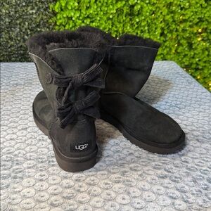 UGG Bailey bow signature black pull on leather suede faux fur winter boots sz 9